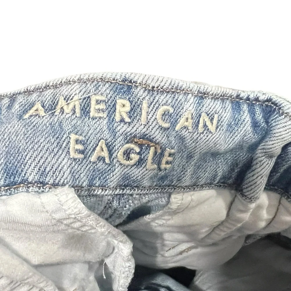 American Eagle Highest Waist Mom Jean in blue Heaven Size 4
